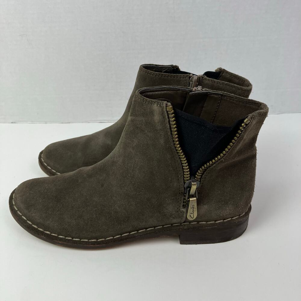 Clarks Sz 7.5 Cabaret Ruby Suede Ankle Booties Double Zip Topstitching Classic